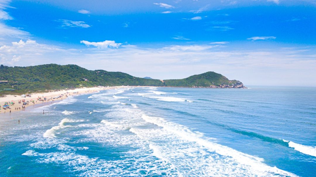 Praia do Rosa com ondas quebrando