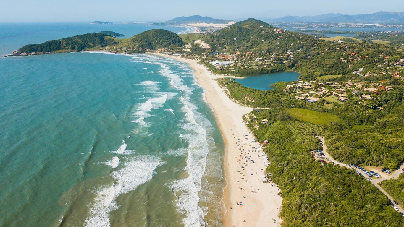 Vista aérea da Praia do Rosa em formato de ferradura